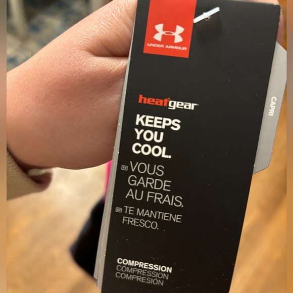NWT Under Armour Capri Heat Gear Leggings - Picture 9 of 9